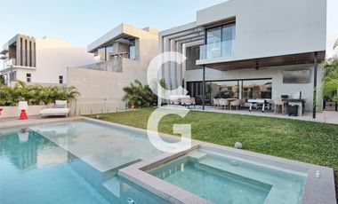 Casa en venta en Cancún en Residencial Lagos del sol a Pie de Lago con Alberca