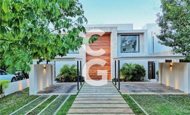 Casa en venta en Cancún en Residencial Lagos del sol a Pie de Lago con Alberca