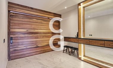 Casa en venta en Cancún en Residencial Lagos del sol a Pie de Lago con Alberca