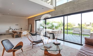 Casa en venta en Cancún en Residencial Lagos del sol a Pie de Lago con Alberca