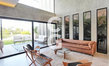 Casa en venta en Cancún en Residencial Lagos del sol a Pie de Lago con Alberca