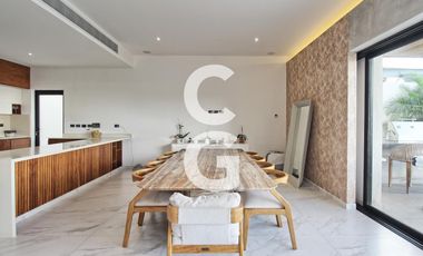 Casa en venta en Cancún en Residencial Lagos del sol a Pie de Lago con Alberca