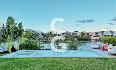 Casa en venta en Cancún en Residencial Lagos del sol a Pie de Lago con Alberca