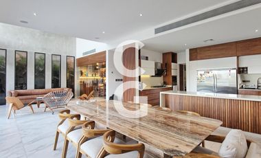 Casa en venta en Cancún en Residencial Lagos del sol a Pie de Lago con Alberca