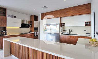 Casa en venta en Cancún en Residencial Lagos del sol a Pie de Lago con Alberca