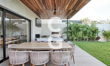 Casa en venta en Cancún en Residencial Lagos del sol a Pie de Lago con Alberca