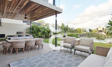 Casa en venta en Cancún en Residencial Lagos del sol a Pie de Lago con Alberca