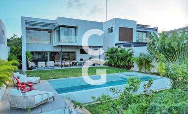 Casa en venta en Cancún en Residencial Lagos del sol a Pie de Lago con Alberca