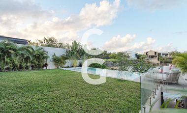 Casa en venta en Cancún en Residencial Lagos del sol a Pie de Lago con Alberca