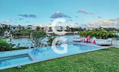 Casa en venta en Cancún en Residencial Lagos del sol a Pie de Lago con Alberca