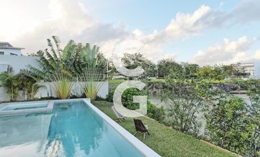 Casa en venta en Cancún en Residencial Lagos del sol a Pie de Lago con Alberca