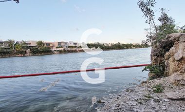 Casa en venta en Cancún en Residencial Lagos del sol a Pie de Lago con Alberca