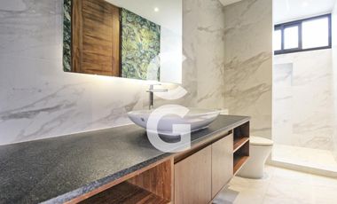 Casa en venta en Cancún en Residencial Lagos del sol a Pie de Lago con Alberca