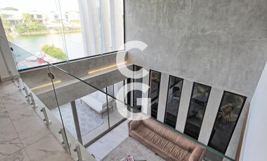 Casa en venta en Cancún en Residencial Lagos del sol a Pie de Lago con Alberca