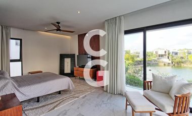 Casa en venta en Cancún en Residencial Lagos del sol a Pie de Lago con Alberca