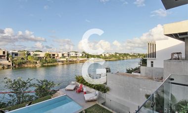 Casa en venta en Cancún en Residencial Lagos del sol a Pie de Lago con Alberca