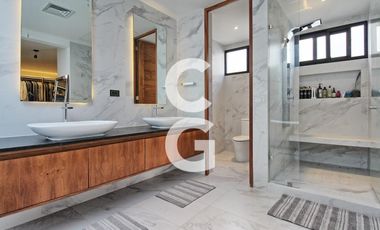 Casa en venta en Cancún en Residencial Lagos del sol a Pie de Lago con Alberca