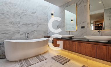 Casa en venta en Cancún en Residencial Lagos del sol a Pie de Lago con Alberca