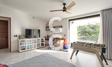 Casa en venta en Cancún en Residencial Lagos del sol a Pie de Lago con Alberca