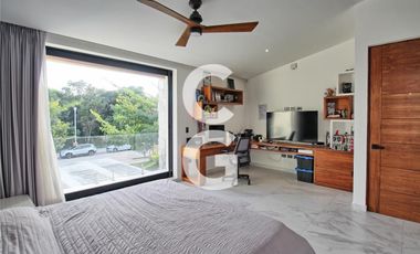 Casa en venta en Cancún en Residencial Lagos del sol a Pie de Lago con Alberca