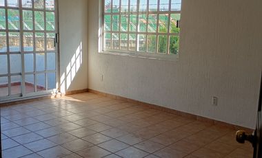 Casa con 4 recamaras, estudio, vigilancia, jardín, estacionamiento, 2 plantas, cerca de avenida