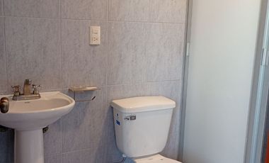 Casa con 4 recamaras, estudio, vigilancia, jardín, estacionamiento, 2 plantas, cerca de avenida