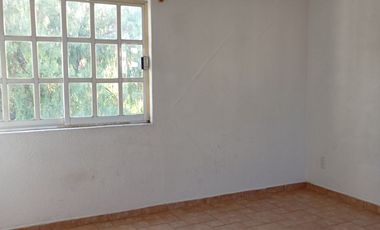 Casa con 4 recamaras, estudio, vigilancia, jardín, estacionamiento, 2 plantas, cerca de avenida