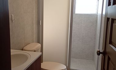 Casa con 4 recamaras, estudio, vigilancia, jardín, estacionamiento, 2 plantas, cerca de avenida