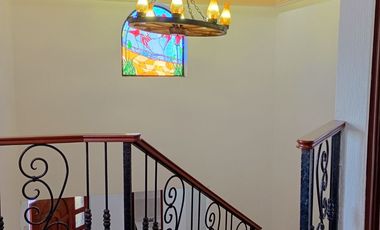 Casa con 4 recamaras, estudio, vigilancia, jardín, estacionamiento, 2 plantas, cerca de avenida