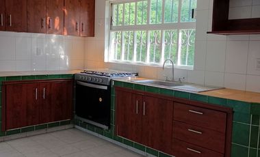 Casa con 4 recamaras, estudio, vigilancia, jardín, estacionamiento, 2 plantas, cerca de avenida