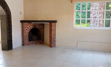 Casa con 4 recamaras, estudio, vigilancia, jardín, estacionamiento, 2 plantas, cerca de avenida