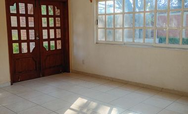 Casa con 4 recamaras, estudio, vigilancia, jardín, estacionamiento, 2 plantas, cerca de avenida