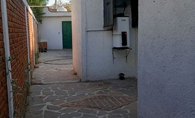 Casa con 4 recamaras, estudio, vigilancia, jardín, estacionamiento, 2 plantas, cerca de avenida