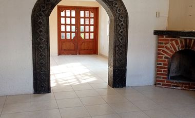 Casa con 4 recamaras, estudio, vigilancia, jardín, estacionamiento, 2 plantas, cerca de avenida