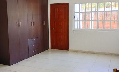 Casa con 4 recamaras, estudio, vigilancia, jardín, estacionamiento, 2 plantas, cerca de avenida