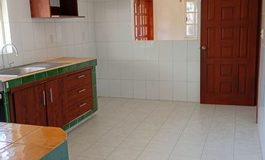 Casa con 4 recamaras, estudio, vigilancia, jardín, estacionamiento, 2 plantas, cerca de avenida