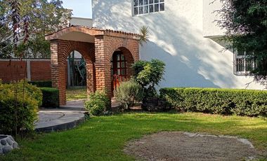 Casa con 4 recamaras, estudio, vigilancia, jardín, estacionamiento, 2 plantas, cerca de avenida