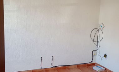 Casa con 4 recamaras, estudio, vigilancia, jardín, estacionamiento, 2 plantas, cerca de avenida