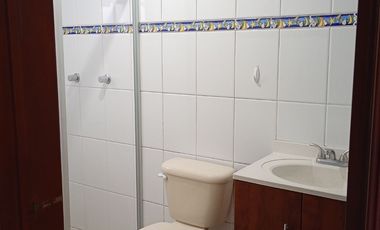 Casa con 4 recamaras, estudio, vigilancia, jardín, estacionamiento, 2 plantas, cerca de avenida