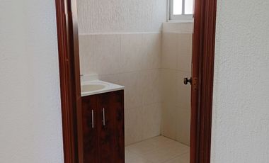 Casa con 4 recamaras, estudio, vigilancia, jardín, estacionamiento, 2 plantas, cerca de avenida