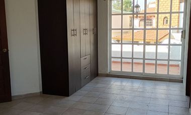 Casa con 4 recamaras, estudio, vigilancia, jardín, estacionamiento, 2 plantas, cerca de avenida