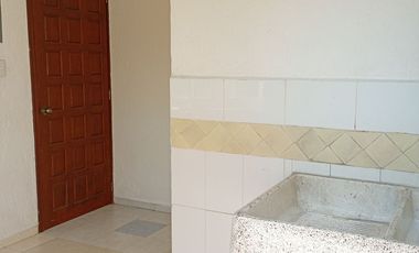 Casa con 4 recamaras, estudio, vigilancia, jardín, estacionamiento, 2 plantas, cerca de avenida