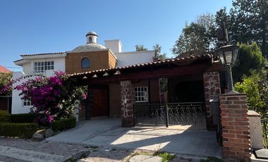 Casa con 4 recamaras, estudio, vigilancia, jardín, estacionamiento, 2 plantas, cerca de avenida