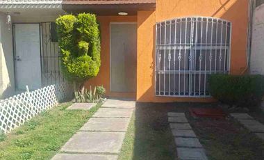 Bonita casa 2 pisos en privada