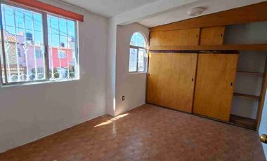 Bonita casa 2 pisos en privada