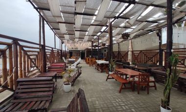 casa comercial frente al mar de venta en Crucita