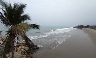 casa comercial frente al mar de venta en Crucita