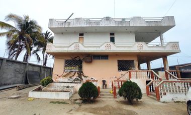 casa comercial frente al mar de venta en Crucita