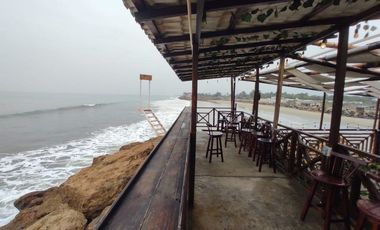 casa comercial frente al mar de venta en Crucita