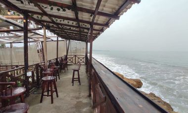 casa comercial frente al mar de venta en Crucita